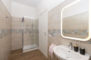 Shower, hair dryer, bidet, towels