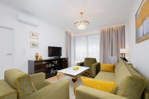 TV, offices - Grzybowska 37 | Sophisticated Apartment | WiFi (Warszawa)