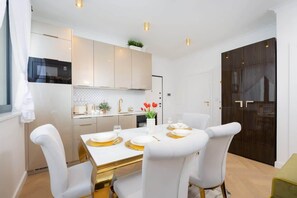 Dining - Grzybowska 37 | Sophisticated Apartment | WiFi (Warszawa)