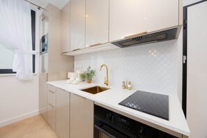 Fridge, microwave, oven, stovetop - Grzybowska 37 | Sophisticated Apartment | WiFi (Warszawa)