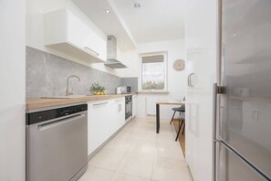 Fridge, microwave, oven, stovetop - Włodarzewska 87A | Chic Apartment | Parking (Warszawa)