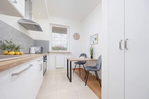 Fridge, microwave, oven, stovetop - Włodarzewska 87A | Chic Apartment | Parking (Warszawa)