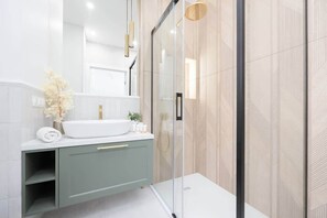 Shower, hair dryer, towels, shampoo
