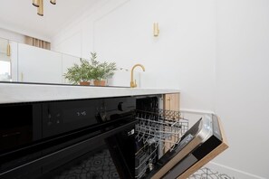 Køleskab, mikrobølgeovn, ovn, kogeplade