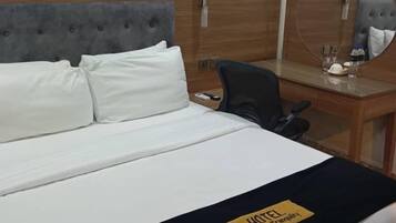 Superior Single Room | Hypo-allergenic bedding, laptop workspace, free WiFi, bed sheets