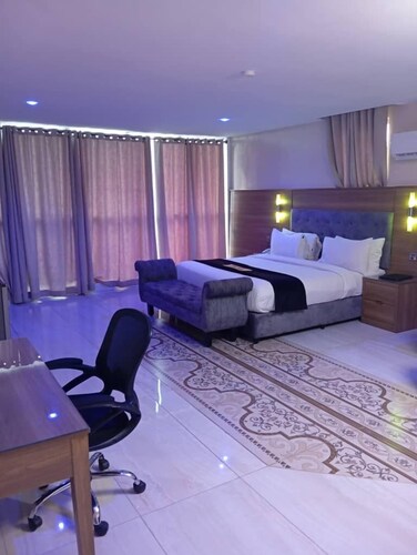 RYAN Hotel and Suites