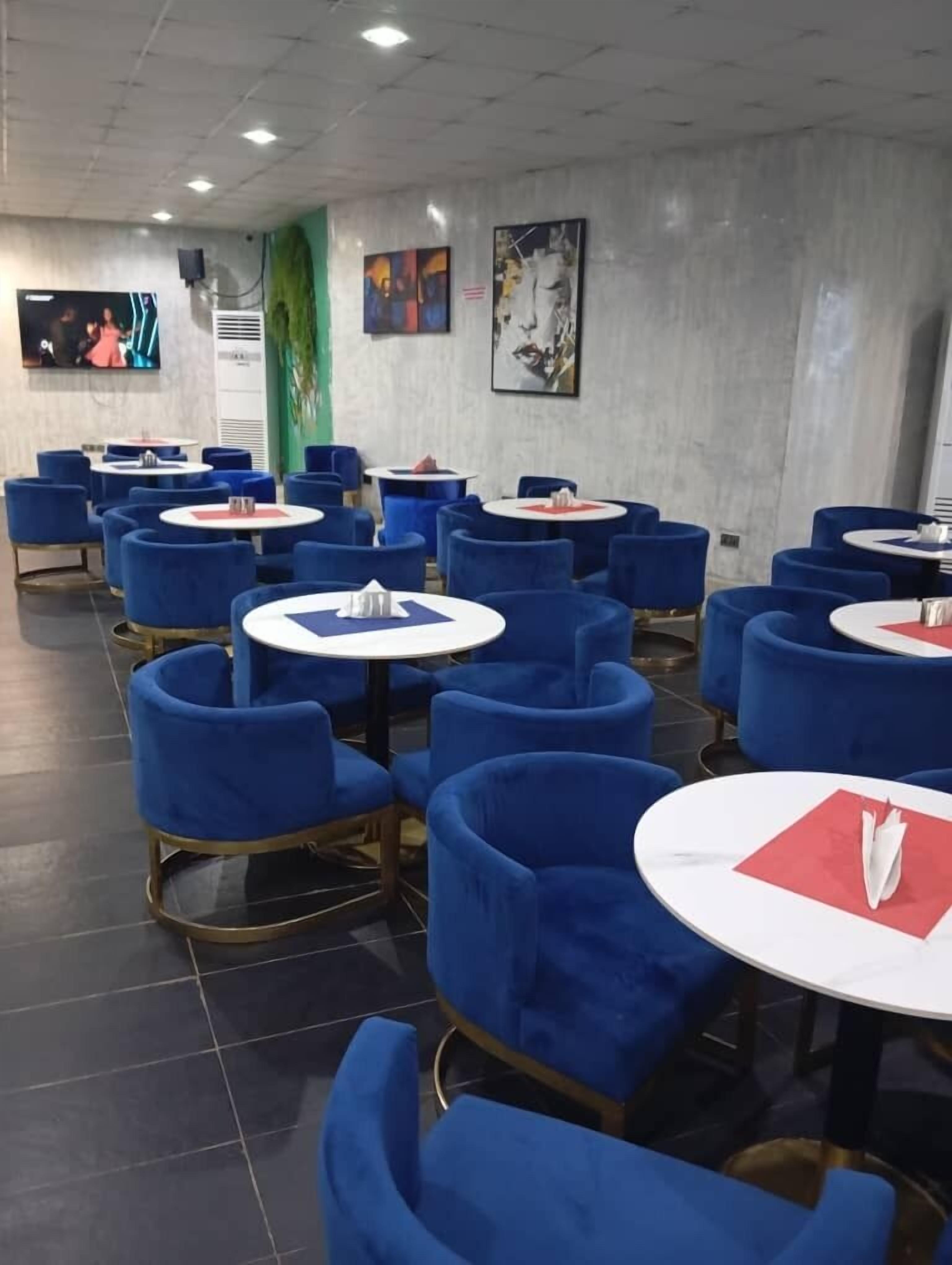 3 bars/lounges