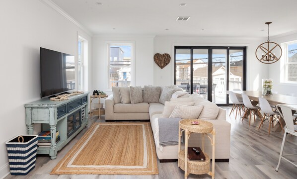 Smart TV, books - 2 Master Bedrooms, Outdoor shower, Parking for 3 Cars, 2 blocks to beach. (Seaside Heights)