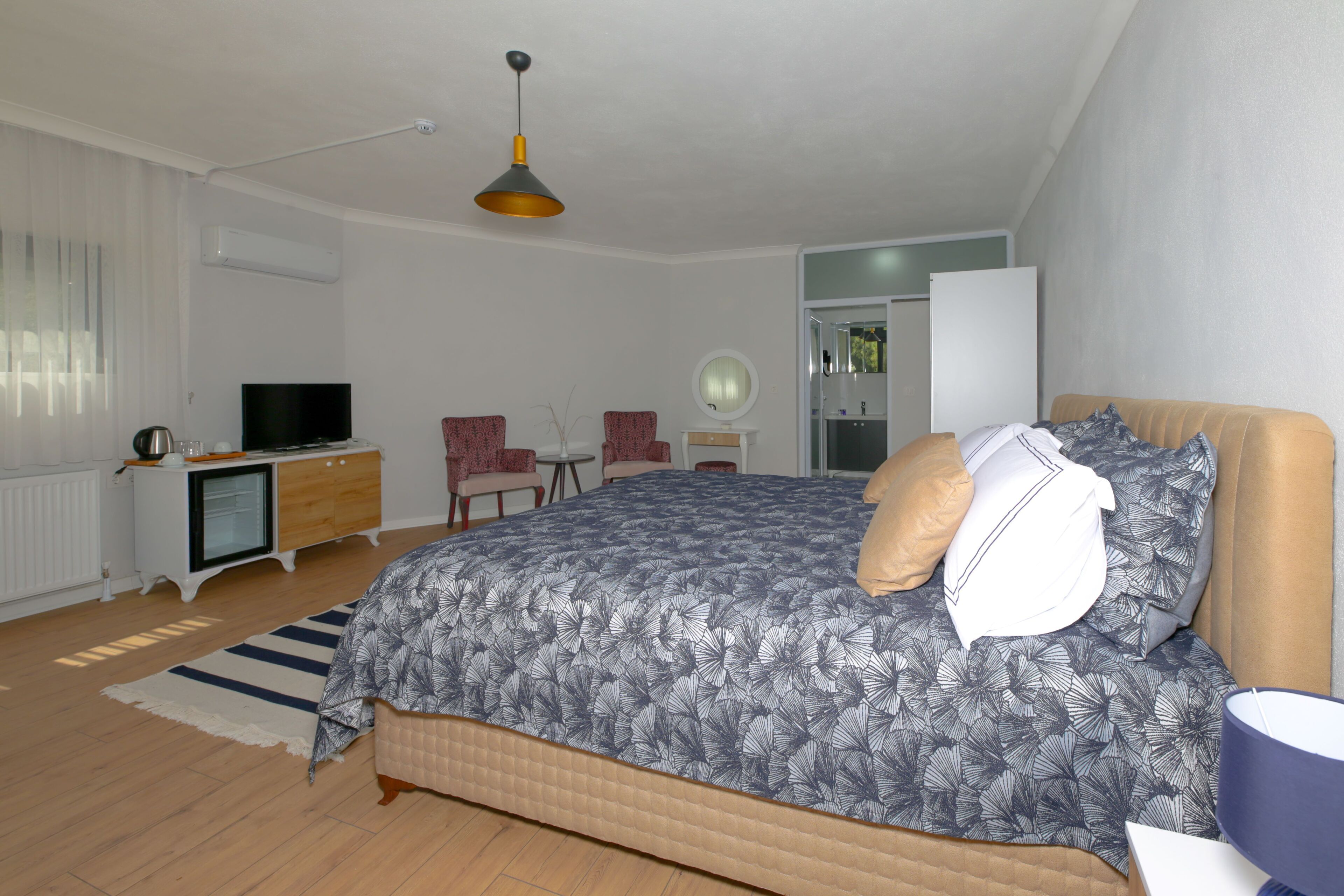 Deluxe Suite, Sea View | Minibar, in-room safe, desk, blackout curtains