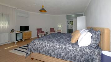 Deluxe Suite, Sea View | Minibar, in-room safe, desk, blackout curtains
