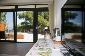 ميني بار وخزنة داخل الغرفة ومكتب وستائر تعتيم