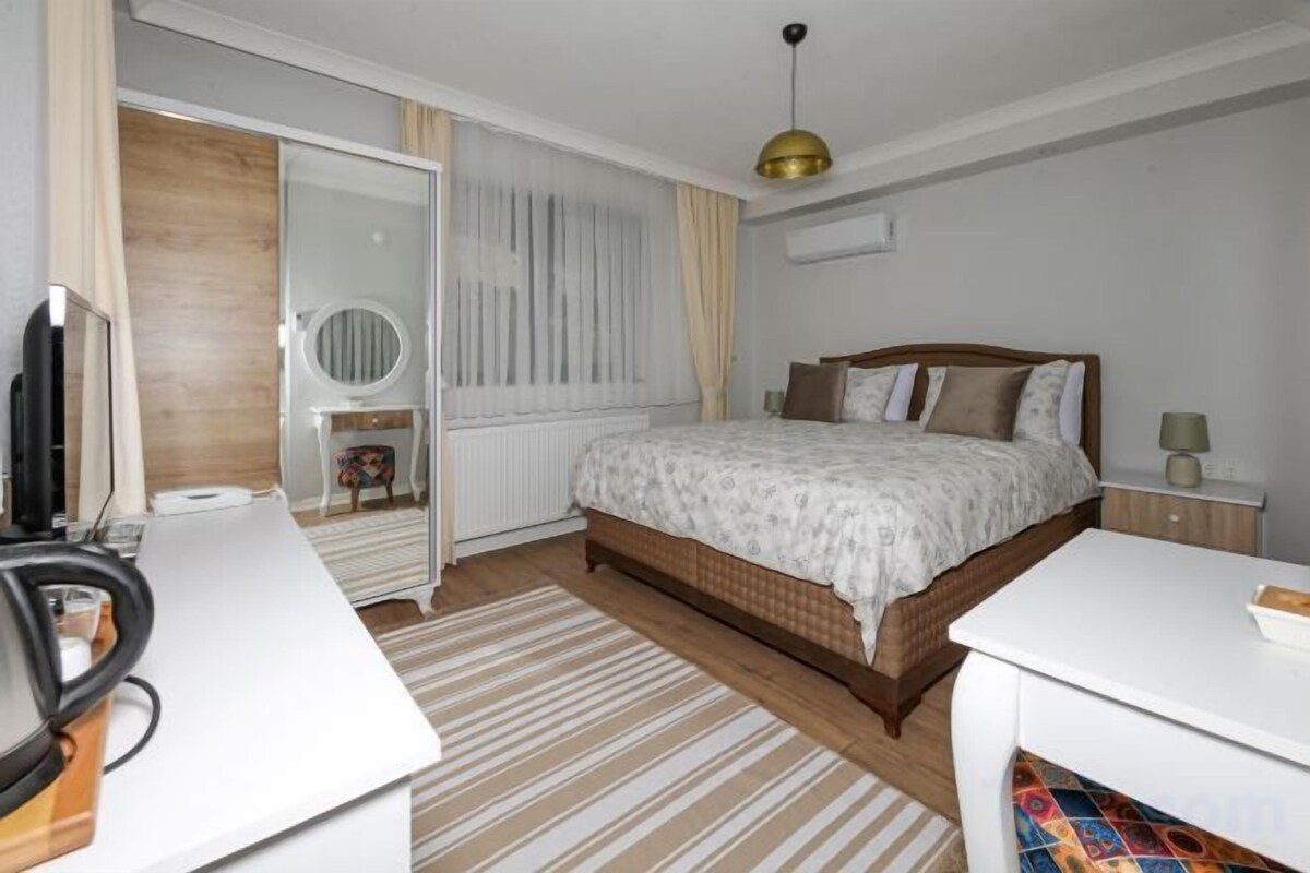 Minibar, Zimmersafe, Schreibtisch, Verdunkelungsvorhänge