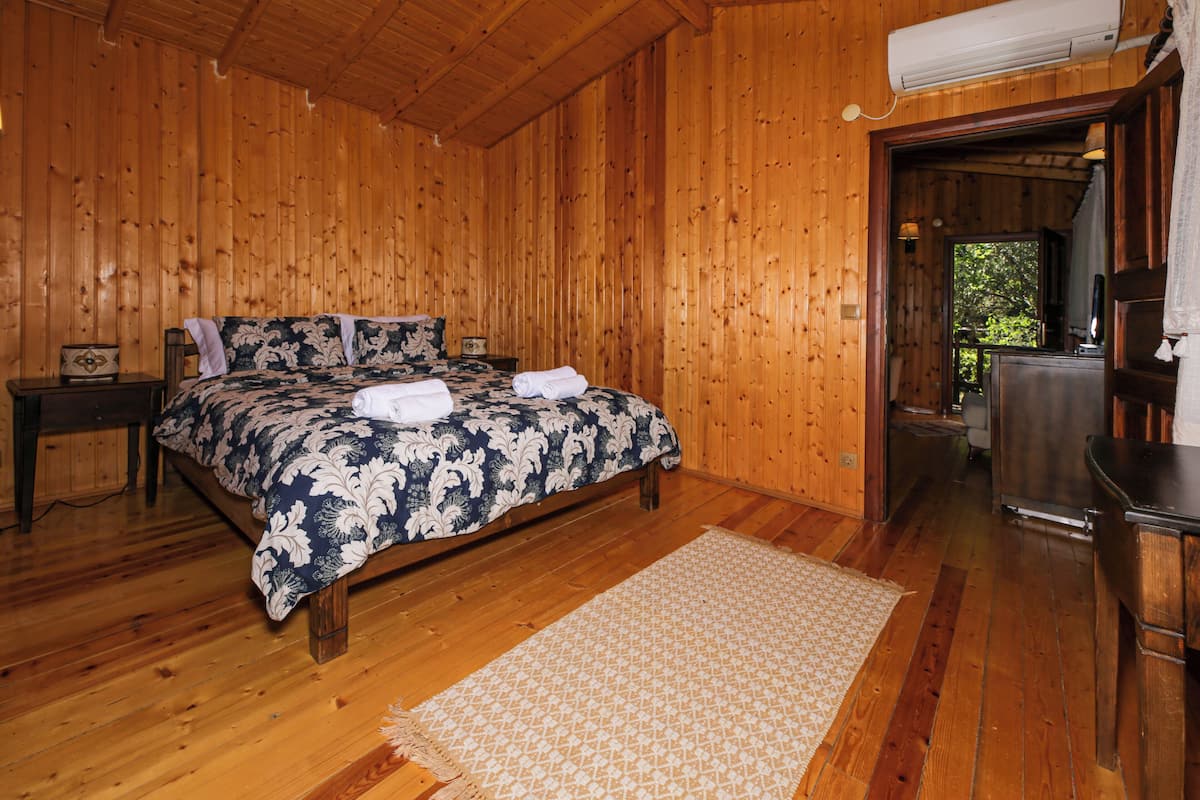 Deluxe Suite, Fireplace, Partial Sea View | 1 bedroom, minibar, in-room safe, desk