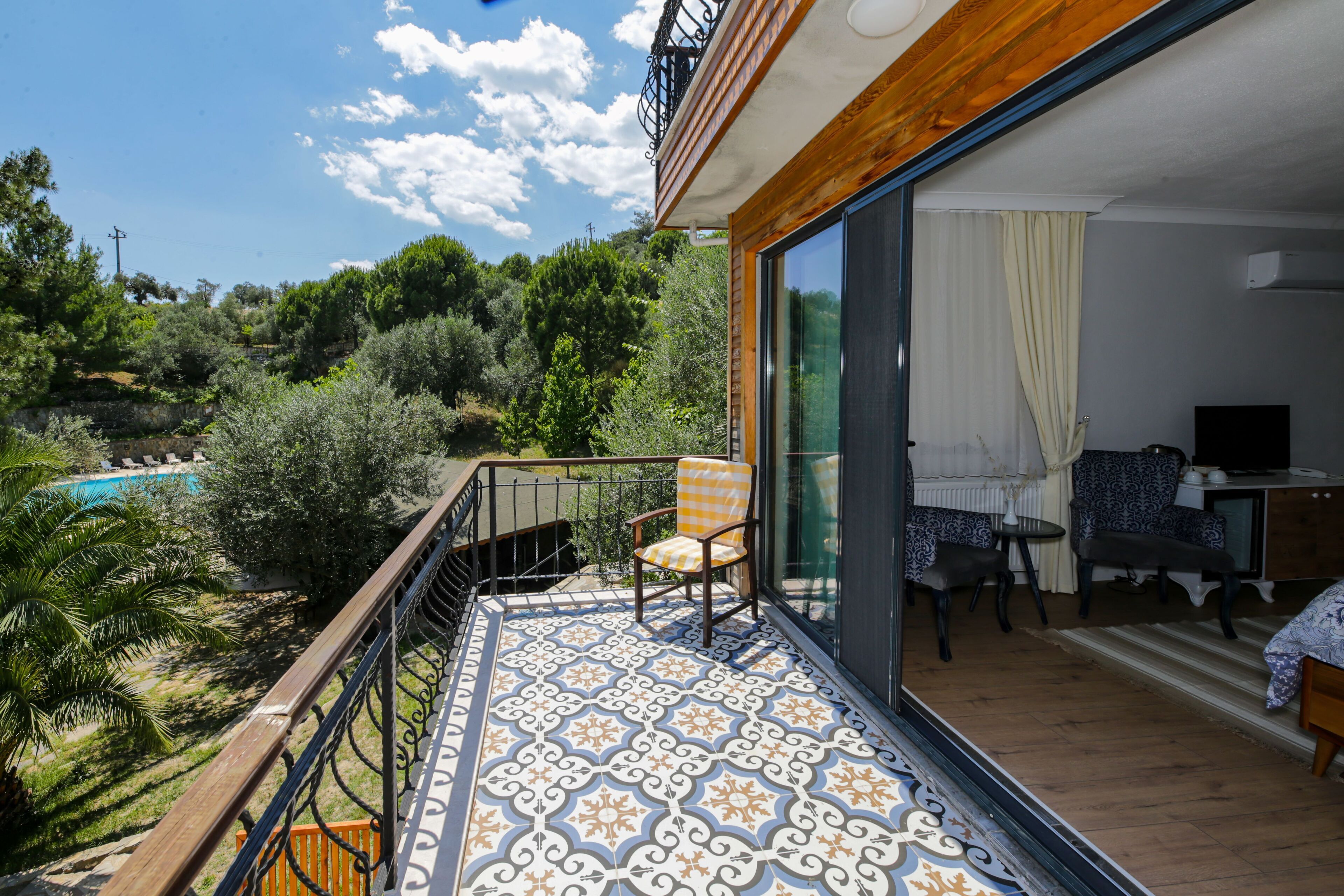 Minibar, Zimmersafe, Schreibtisch, Verdunkelungsvorhänge