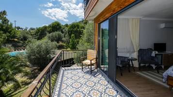 Een minibar, een kluis op de kamer, een bureau, verduisterende gordijnen