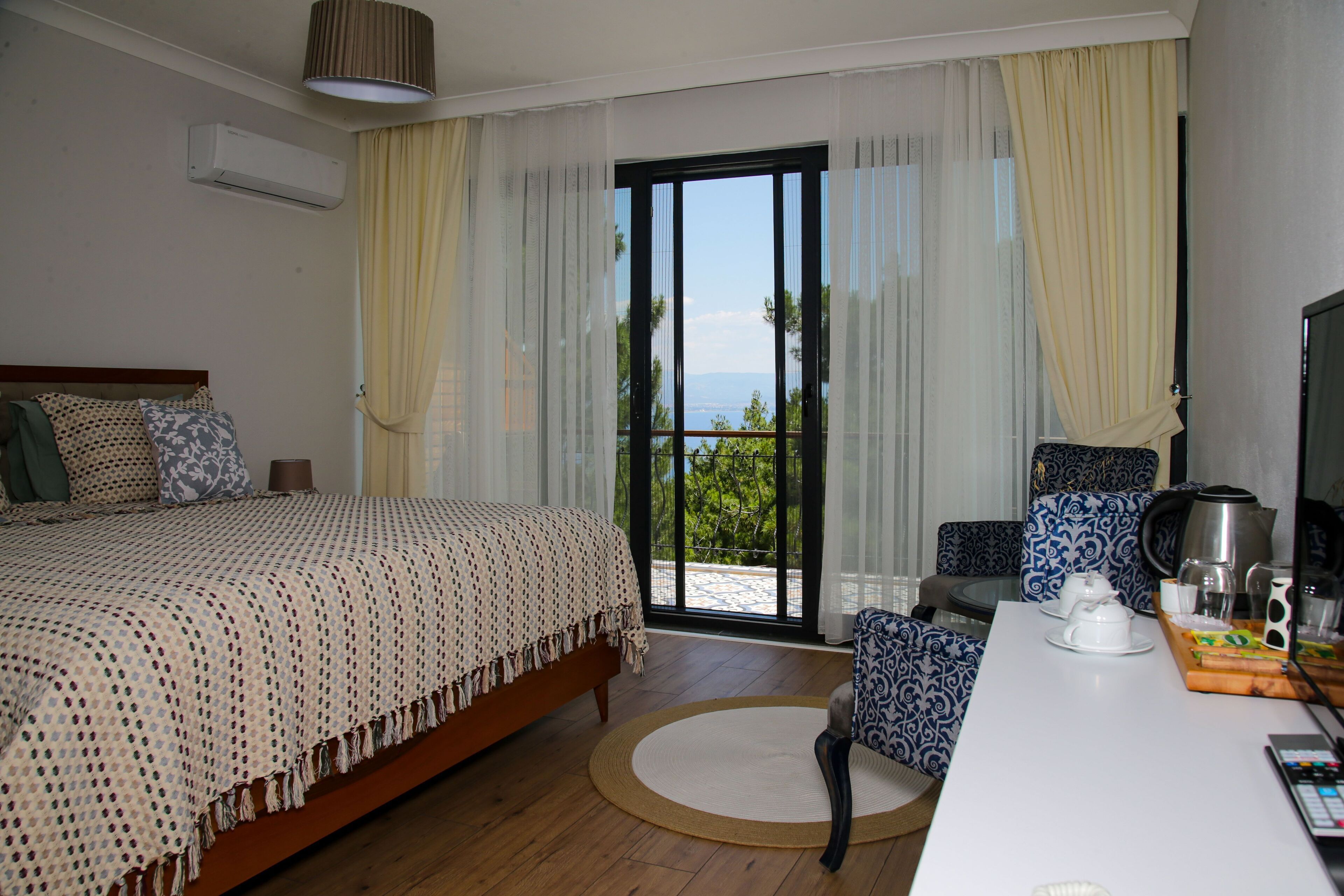 迷你吧、客房内保险箱、办公桌、遮光窗帘