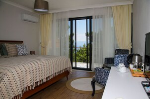 Minibar, caja de seguridad en la habitación y escritorio 