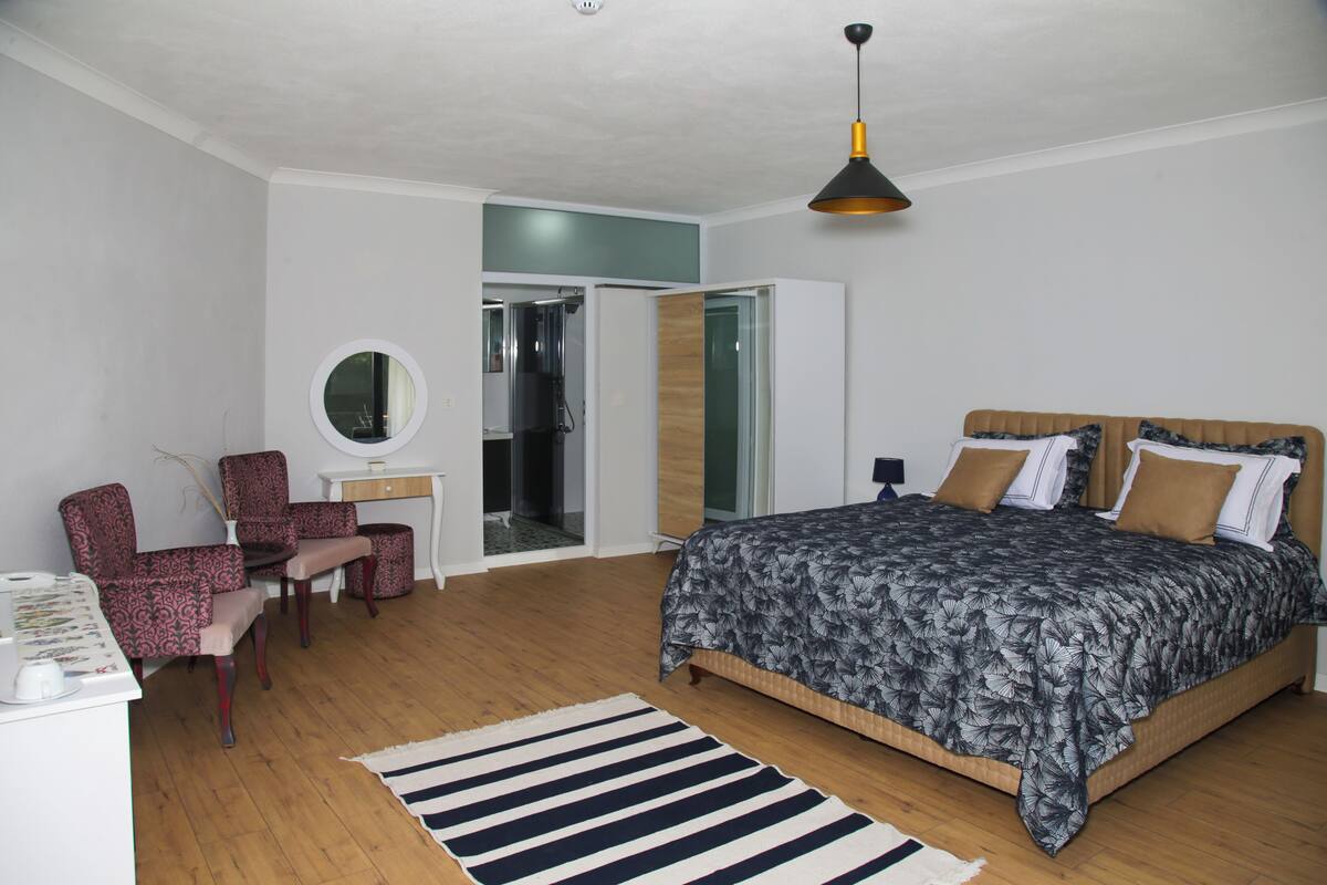 Une chambre à coucher avec un lit, un bureau et une chaise.