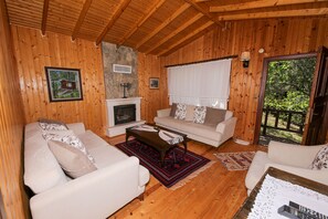 ميني بار وخزنة داخل الغرفة ومكتب وستائر تعتيم