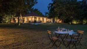 Villa | Outdoor dining - 4 Bedroom Golf Lake Front Villa in Casa de Campo (La Romana)