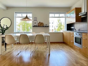 Lägenhet Standard - utsikt mot staden | Eget kök | Kylskåp, mikrovågsugn, ugn och spishäll
