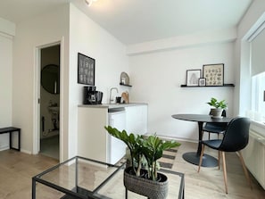 Estudio estándar, vistas a la ciudad | Cocina privada | Frigorífico, microondas, horno y placa de cocina