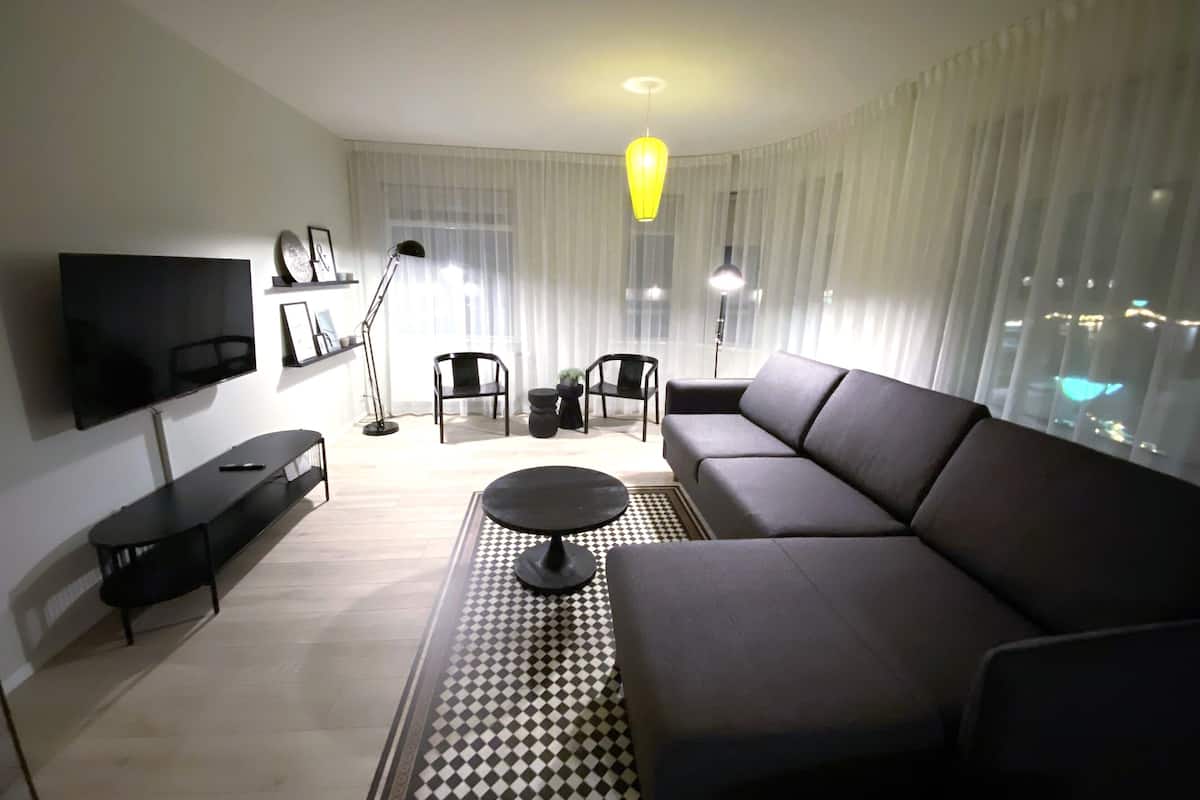 Standaard appartement, uitzicht op stad | Woonruimte | Een 55-inch flatscreentelevisie met digitale zenders