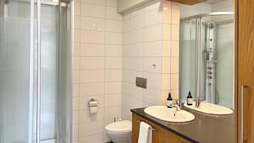 Standard Apartment, City View | Bathroom