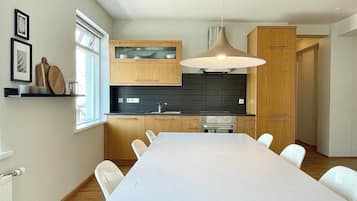 Departamento estándar, vista a la ciudad | Cocina privada | Refrigerador, microondas, horno y parrilla de estufa