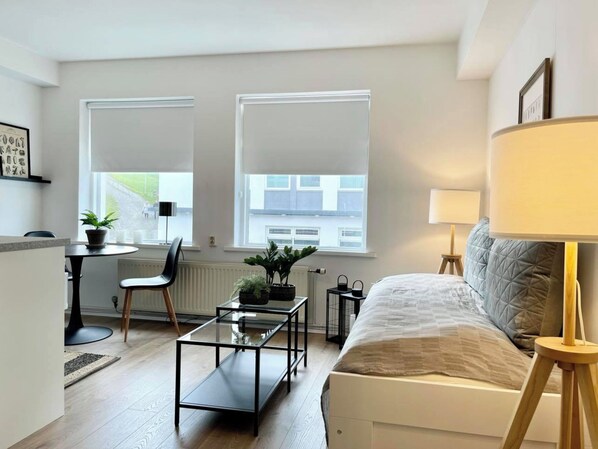 Studio Standard - utsikt mot staden | Vardagsrum | 55-tums platt-tv med digitalkanaler