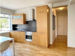 Apartamento standard, vista para a cidade | Cozinha privada | Geladeira, micro-ondas, fogão, cooktop