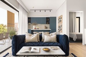 Suite (Skylight Suite) | Wohnbereich | 40-Zoll-Smart-TV mit Kabelempfang