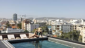 Outdoor pool, pool umbrellas, sun loungers