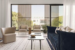 Suite (Skylight Suite) | Área de sala de estar | Smart TV de 40 pulgadas con canales por cable