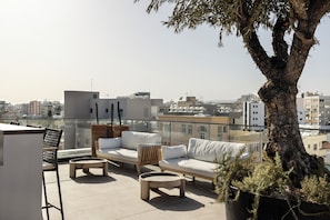 Alberca al aire libre, sombrillas en la alberca y camastros