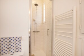 Shower, hair dryer, towels, soap - 2-person apartment ideally located in Pigalle with exceptional Sacré Coeur view! (Paris)