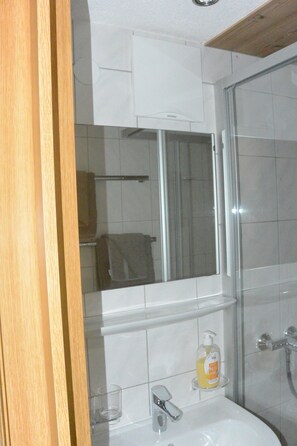 Standard Apartment | Bathroom | Shower, hair dryer, towels, soap - Apartment Landhaus Lenz (See)
