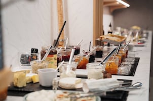 Café da manhã com buffet todos os dias mediante uma taxa
