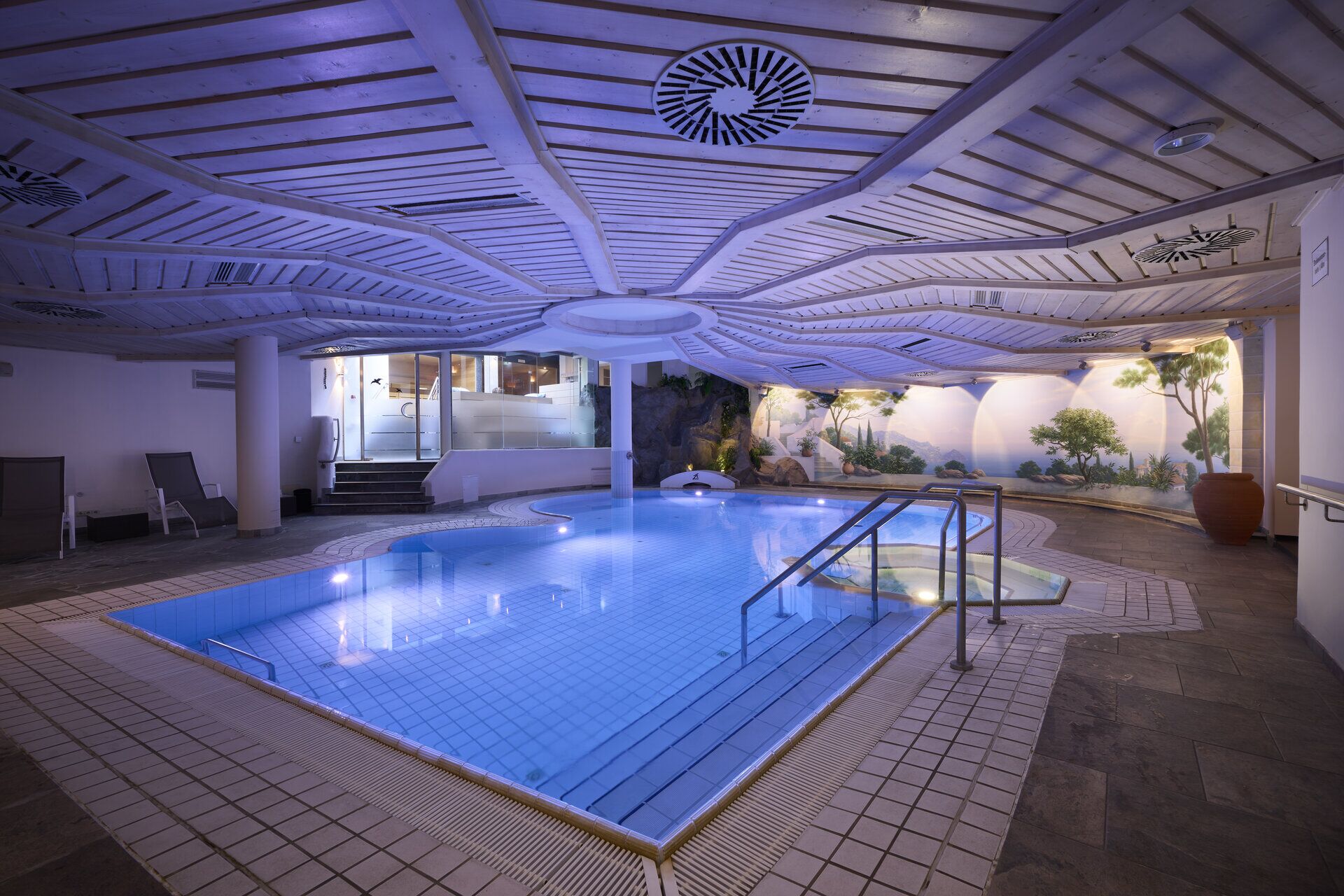 Piscine couverte, chaises longues