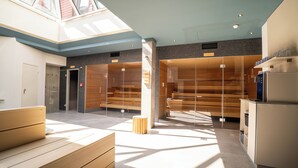 Un interior moderno con tragaluces, asientos de madera y una zona de cocina.