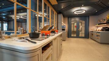 Tägliches Frühstücksbuffet (13.00 EUR pro Person)