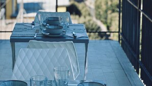 A table set for two with a view of a cityscape in the background. - Toscana da aMare (Cecina)