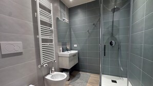 A modern bathroom with a shower, toilet, and bidet. - Toscana da aMare (Cecina)