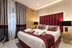 Standard Studio | Down comforters, individually decorated, blackout drapes, soundproofing - BIBO SUITES PLAZA NUEVA (Granada)