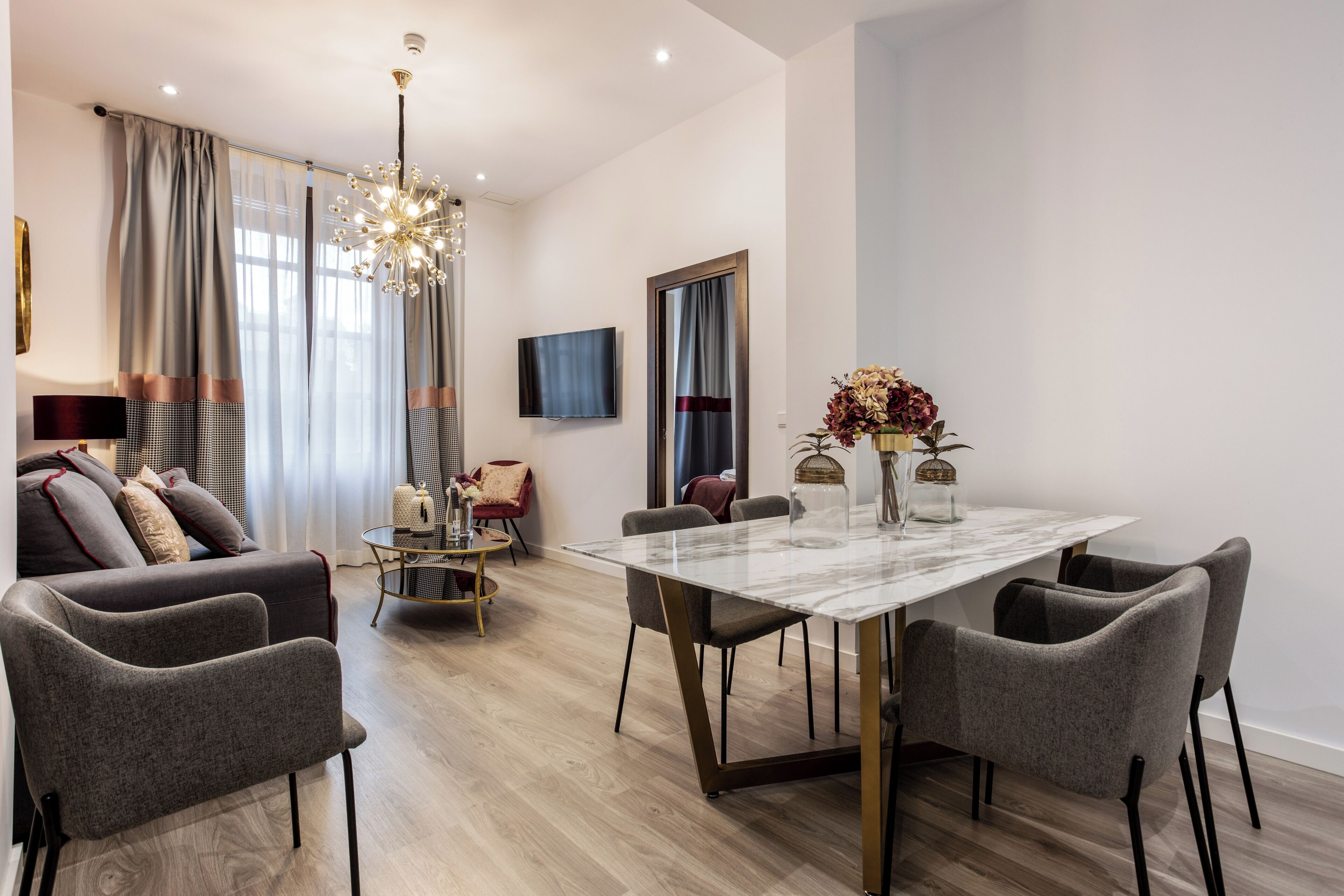 Apartamento superior, 2 habitaciones | Zona de estar | Televisión de pantalla plana de 46 pulgadas con canales digitales