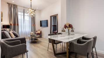 Apartamento superior, 2 habitaciones | Zona de estar | Televisión de pantalla plana de 46 pulgadas con canales digitales