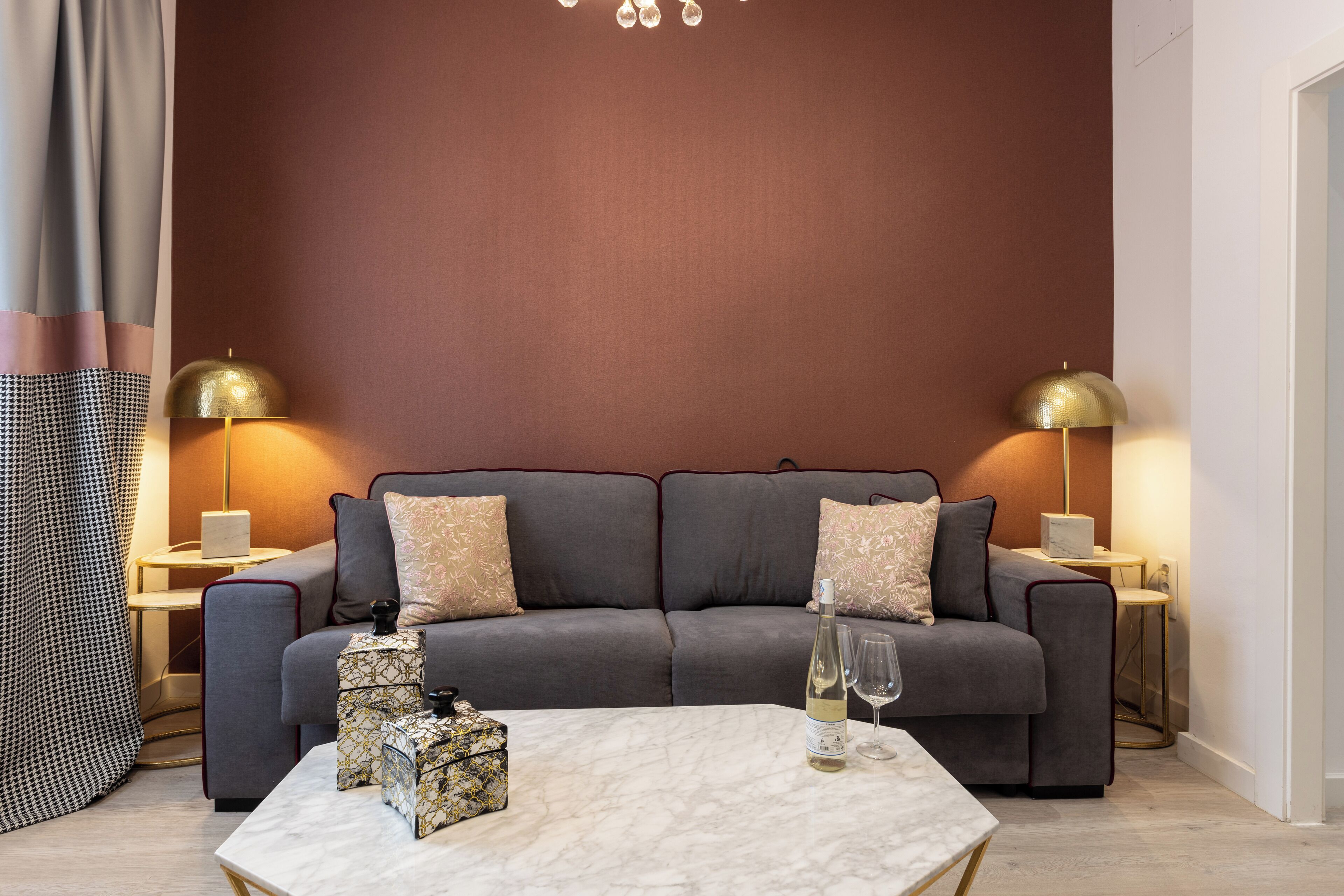 Superior appartement, 3 slaapkamers | Woonruimte | Een 46-inch flatscreentelevisie met digitale zenders