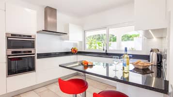 Microwave, dishwasher, coffee/tea maker, cookware/dishes/utensils