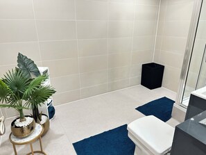Apartamento | Banheiro | Chuveiro, secador de cabelo, toalhas de banho