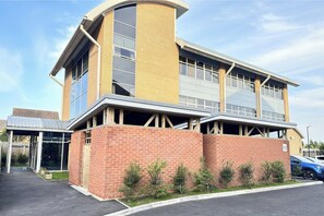 Exterior - Stylish 2 Bed Apartment - Sleeps 4 - Free Parking (Dudley)